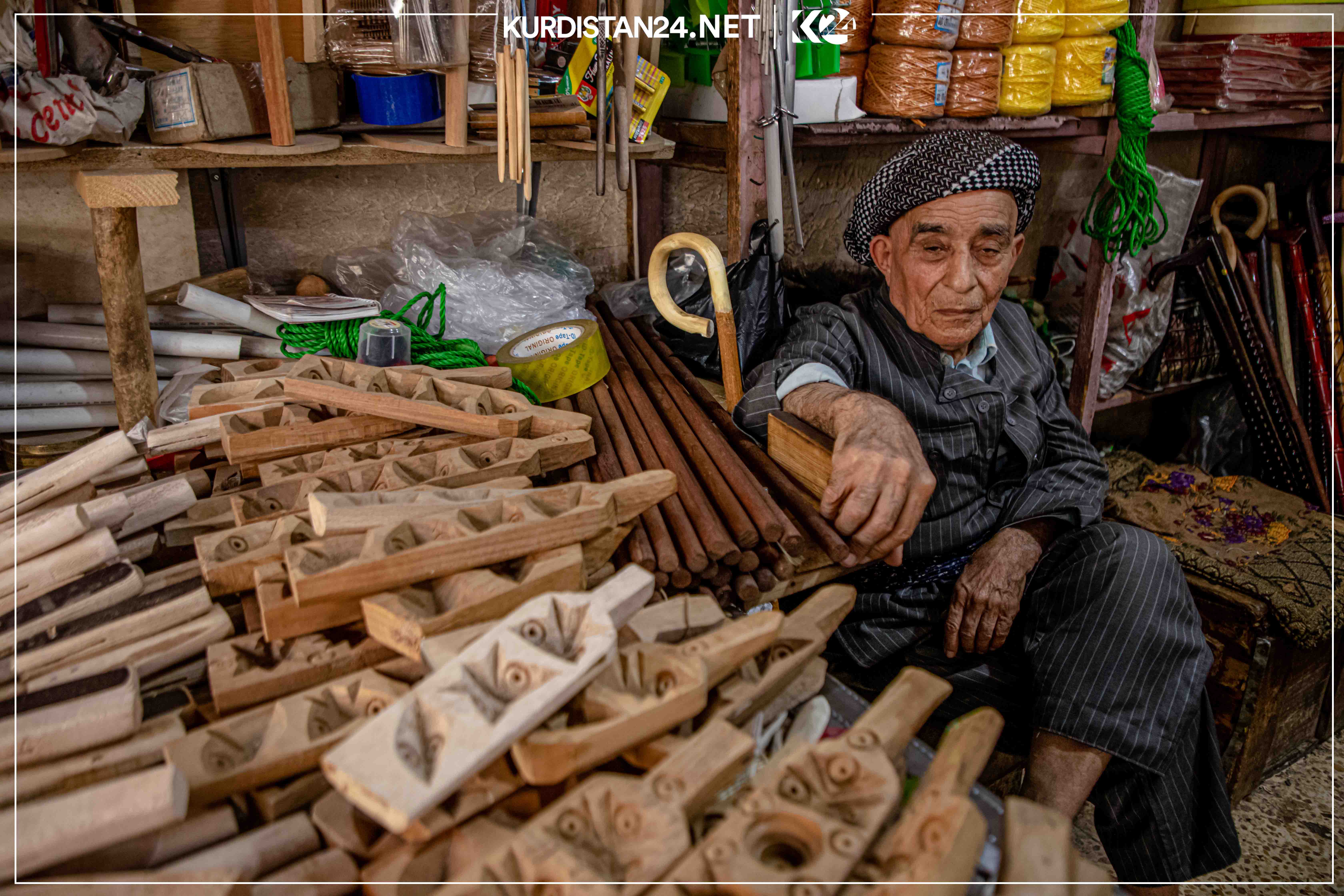  بەوێنە... دارتاشە بەتەمەنە دەمبەخەندەکەی قەیسەریی هەولێر